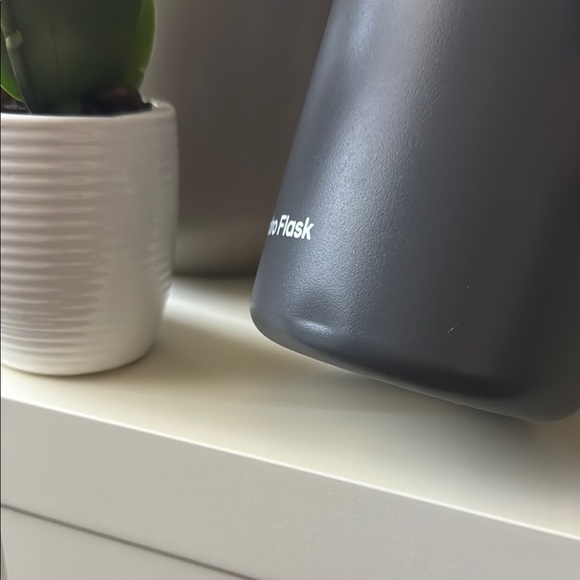 Hydro Flask Charcoal Bottle 40oz - Picture 2 of 2